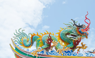 Fototapeta na wymiar dragon statue on the top of the roof at chinese temple