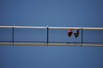 Leute auf Hängebrücke - von unten gesehen