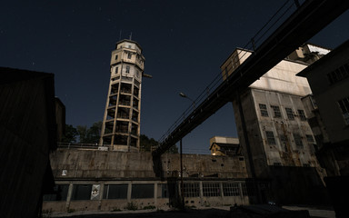 Fototapeta premium Alter Turm auf verlassener Fabrik