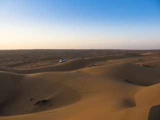 Obraz na płótnie Canvas Mittlerer Osten , Arabien, Sultanat Oman,Al Raka, Sanddünen in der Abendsonne in der Wüste Rimal Al Wahiba oder Wahiba Sands