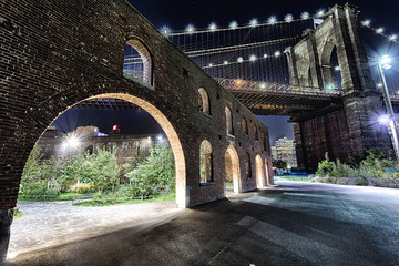 Naklejka premium New York City Brooklyn Bridge in the night