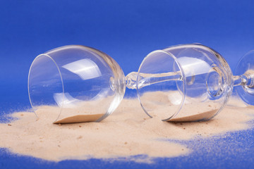 Fototapeta na wymiar copos com areia em fundo azul