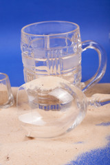 copos com areia em fundo azul