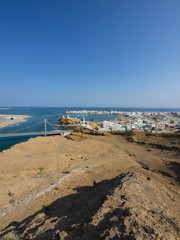 Blick auf die Hafenstadt Sur und die blaue Lagune,   Küste bei Ash Sharqiyah North, Ad Daffah, Sultanat Oman, Arabien