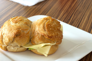 Belegtes Käsebrötchen mit Garnitur