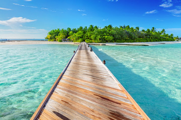 Jetée en bois vers une petite île aux Maldives