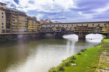 Fototapeta na wymiar Ponte Vecchio sul fiume Arno a Firenze