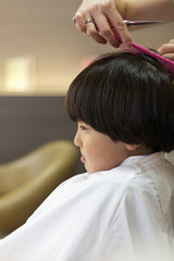 Fototapeta premium 散髪する男の子