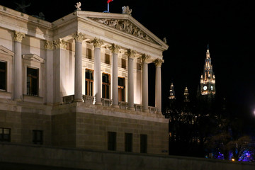 Obraz premium wien by night: imperial and institutional buildings