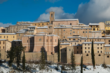 Nocera Umbra considerato uno dei borghi medievavli più belli d'Italia con la neve