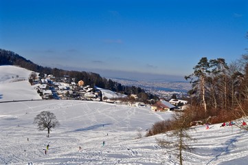 Fototapeta na wymiar Albis Pass bei Schnee und blauem Himmel im Winter, mit Blick auf Zürich und den Zürichsee, Schweiz