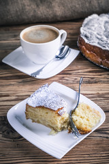 Ein Stück Apfelkuchen zum Kaffee