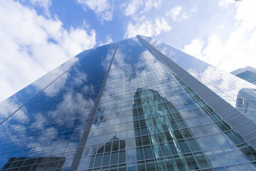 Obraz na płótnie Canvas 東京都市風景　超高層ビル　見上げる　ビルの窓に映る雲　汐留