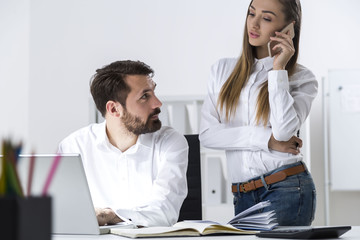 Obraz premium Boss and a secretary on her phone