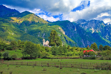 Fototapeta na wymiar Theth, Village catholique des Alpes Albanaises