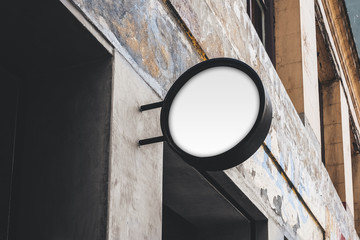 Photo blank white mockup of vintage signboard
