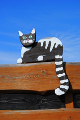 Drewniany kot na tle błękitnego nieba