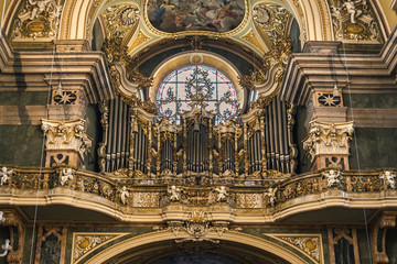 Organ and choir loft above the entrance of the Cathedral.