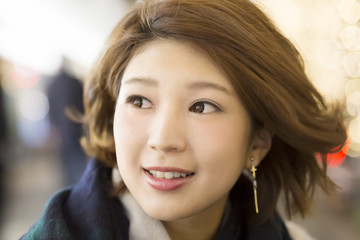 若い女性　ポートレート　アップ　クリスマスイルミネーション背景　笑顔　原宿表参道