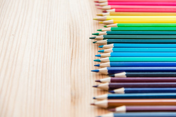 Obraz premium Colorful pencils on a wooden background