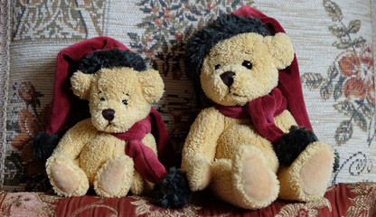 Obraz premium Two teddy bears sitting on chair