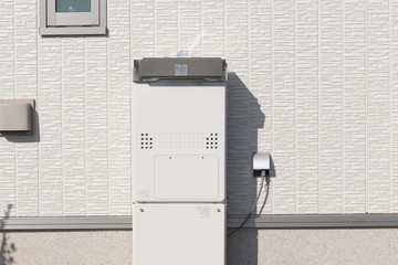 住宅　設備　給湯器　エコジョーズ　屋外設置例