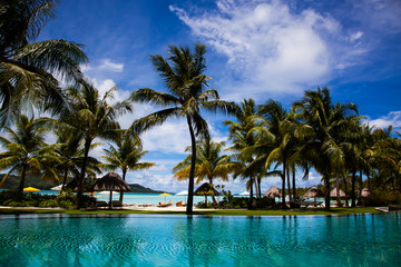 Bora Bora, zwembad, strand en palmbomen