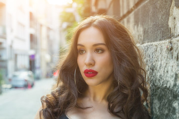 Obraz premium Urban girl posing outdoors.