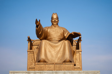 Fototapeta premium Statue of the King Sejong at Gwanghwamun square in Seoul, South Korea