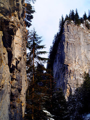 Zakopane 22.11.2008 Widok na formacje skalne w Dolinie Koscieliskiej w zimowej szacie.