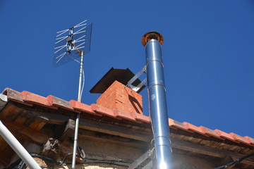 chimeneas en un tejado © uzkiland