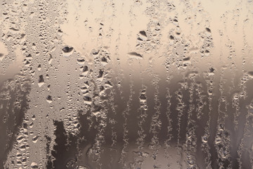 Naklejka premium Капли воды на стекле в дождливый вечер, прозрачная текстура.