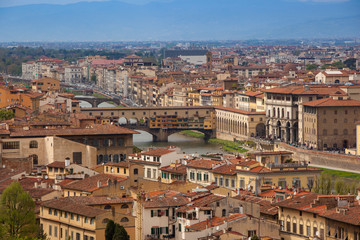 Fototapeta na wymiar Ponte Vecchio sul fiume Arno a Firenze