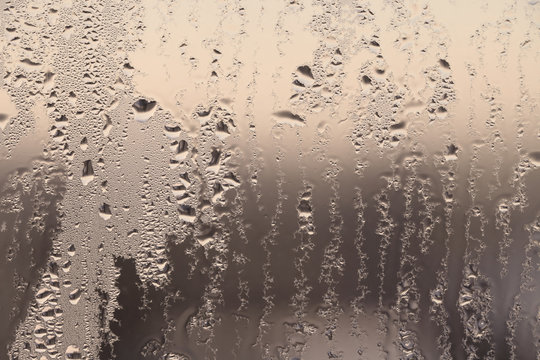 Капли воды на стекле в дождливый вечер, прозрачная текстура.