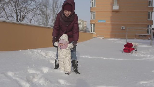 Времена года, первые шаги маленького ребенка зимой