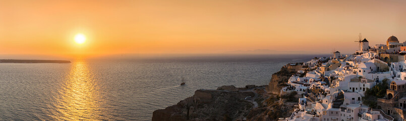 Fototapety  Panorama Blick auf Oia, Santorini, bei Sonnenuntergang