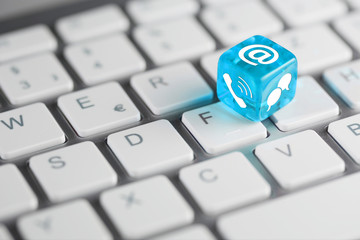 Blau Türkis farbener / blauer türkiser Würfel mit Email, Telefon und Chat zur Kontaktaufnahme auf Tastatur