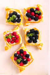 Puff pastry cakes with cream filling