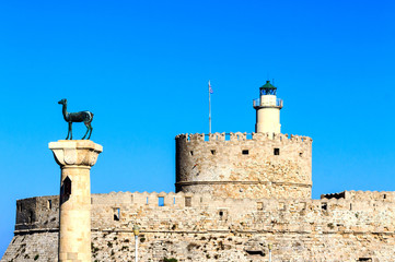Die imposante Festung St. Nikolaus in der Altstadt von Rhodos mit Blick auf Mandraki Harbor,...