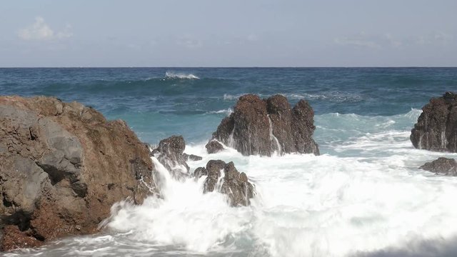 wellen brechen an der k&uuml;ste von teneriffa