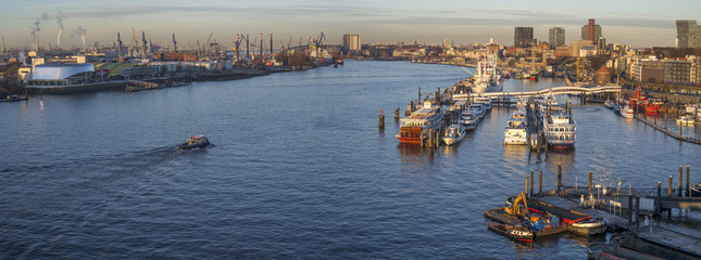 Panoramafoto vom Hamburger Hafen
