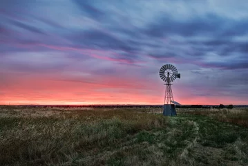 Keuken achterwand Grijs Mooie zonsondergang die achter een windmolen valt.  © tonyng