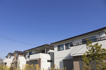 住宅　住宅街　イメージ　青空 快晴　見上げる　連棟