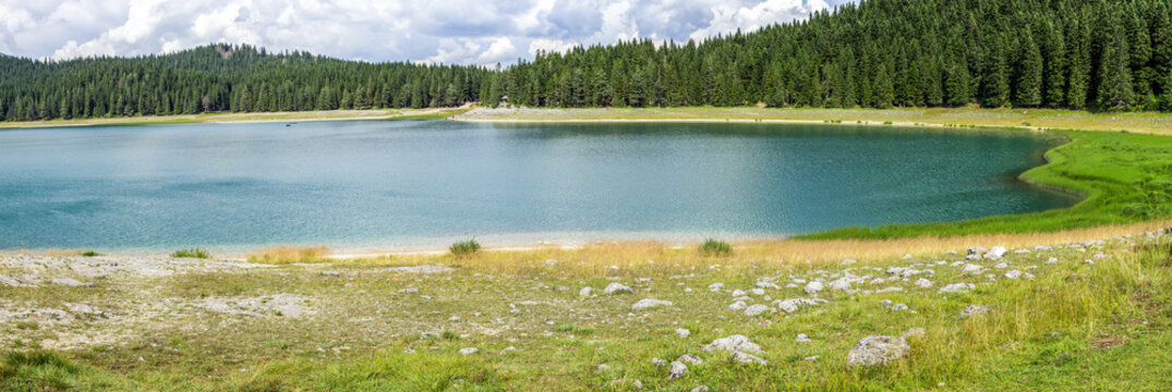 Панорама Черного Озера (Crno jezero) в Национальном Парке Дурмитор, Черногория