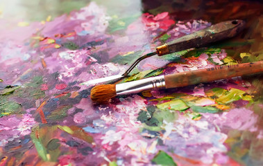 Obraz premium artist's palette with oil paints and brushes