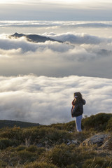 Mujer mirando al futuro con optimismo en un paisaje idílico. 