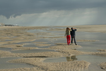 Fototapeta na wymiar Deux jeunes enfants complices, Le Touquet plage en France.