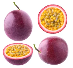 Fototapete Obst Isolierte Passionsfrucht. Sammlung von ganzen und geschnittenen Passionsfrüchten (Maracuya) isoliert auf weißem Hintergrund mit Beschneidungspfad
