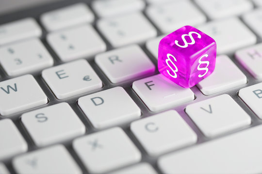 Pink farbener / pinker W&uuml;rfel mit Paragraph Zeichen auf Tastatur