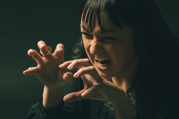 Mujer morena española grita, araña o hace mención de atacar con ira o enfado - obrazy, fototapety, plakaty